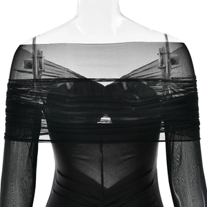 Détail de la robe noire en tulle à épaules dénudées avec tissu plissé et manches longues