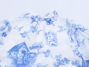 Detail von blauem Toile-de-Jouy Engel-Druck auf weißem Vintage-Puffärmel-Kleidstoff