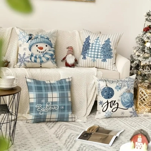 Détail de quatre housses de coussin de Noël avec bonhomme de neige et motifs Joy