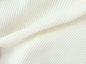 Dettaglio del tessuto bianco a maglia a coste con strisce verticali e materiale morbido
