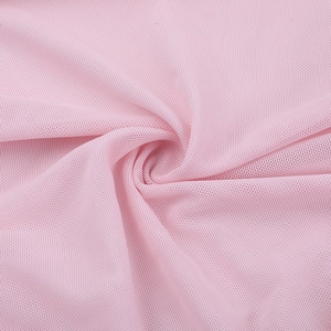 Primer plano de la textura de tela de malla rosa translúcida con detalles de punto fino