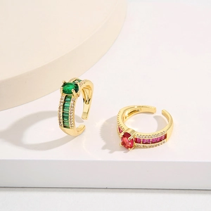 Anelli regolabili placcati oro 18K con pietre rosse e verdi e micro pavé di zirconi