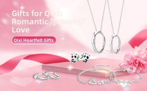 Vue macro du collier et de la bague en argent avec gravure Amour et Love me more