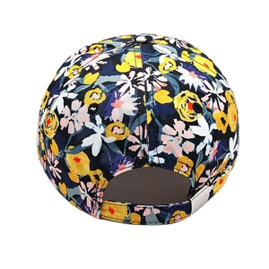 Détail de la boucle en métal et motif floral sur la casquette de baseball marine
