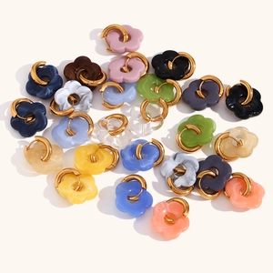 Orecchini a fiore in resina colorata con cerchi in acciaio inossidabile placcato oro 18K