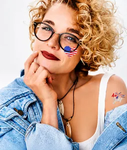Detalle de tatuajes del 250 Día de Independencia de EE. UU. con purpurina plateada