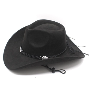 Détail d'un chapeau de cowboy en daim noir avec ruban de perles fleuri et cordon réglable