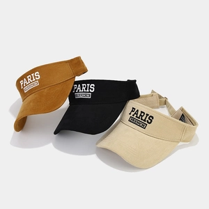 Visiere PARIS in cotone ricamato in tre colori caramello, nero e beige di stile