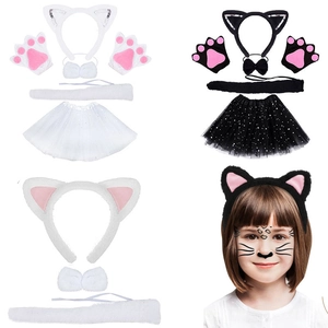 Dettaglio di cerchietto con orecchie di gatto, farfallino e tutù per costume cosplay
