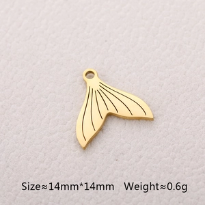 Macro shot of gold mermaid tail pendant with size 14x14mm and weight 0.6g details