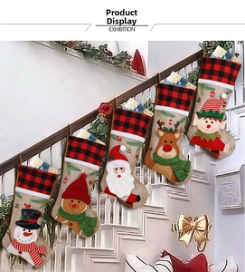 Dettaglio di 5 calze di Natale appese alla scala con decorazioni natalizie classiche