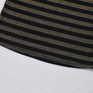 Detalle del tejido de punto a rayas negras y doradas con textura metálica brillante
