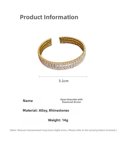 Vue détaillée du bracelet jonc doré orné de zircons rectangulaires et ronds micro-pave