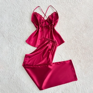 Ensemble pyjama en satin bordeaux avec dentelle et caraco sur fond en fausse fourrure