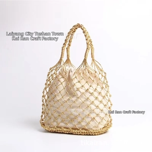 Detail der goldmetallischen Fischnetz-Tasche mit beigem Canvas-Innenbeutel zum Zuziehen