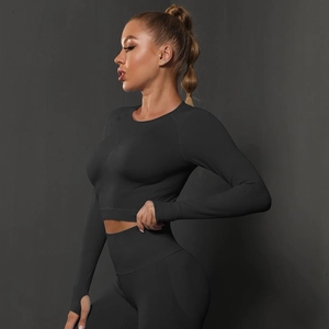 Vue latérale d'un ensemble de sport noir sans couture avec haut à manches longues et legging
