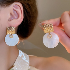 Dettaglio orecchini a cuore placcati oro 24k con disco di madreperla e zircone lucido