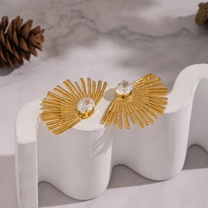 Boucles d'oreilles soleil dorées avec zircon ovale sur support d'art et pomme de pin