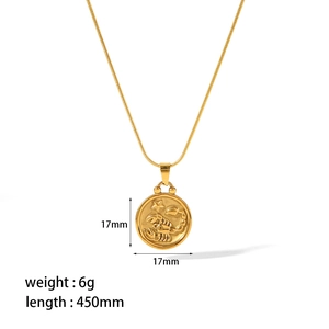 Détail du pendentif Scorpion plaqué or 18K avec serti diamant carré et étoile polaire