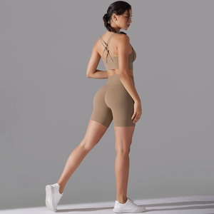 Dettaglio del set da yoga cammello con reggiseno incrociato sulla schiena e pantaloncini