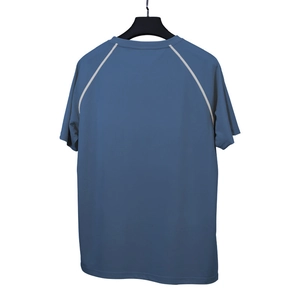 Vue arrière du t-shirt de fitness bleu marine à séchage rapide avec des manches raglan sport