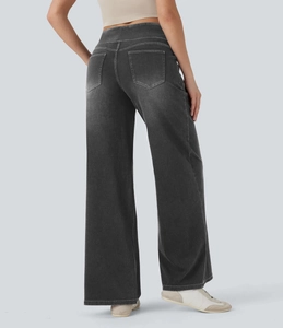 Detaillierte Rückansicht der hochtaillierten weiten Jeans mit Taschen und Nähten