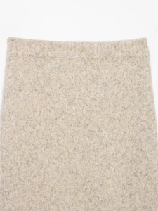 Détail de la taille élastique d'une jupe midi en maille beige au fini brossé doux