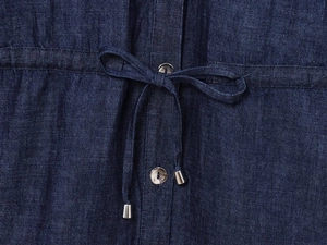 Dettaglio del denim blu scuro con bottoni metallici e coulisse in vita regolabile
