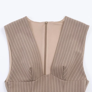 Robe courte sans manches à rayures marron avec décolleté en V et fermeture éclair frontale