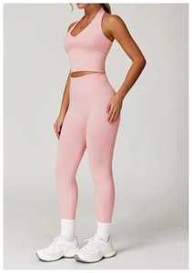 Vue de côté détaillée de l'ensemble de sport rose sans couture avec haut dos nageur