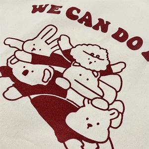 Détail de sérigraphie d'animaux mignons sur un sac fourre-tout en toile beige résistant