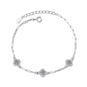 Elegant s925 silver four-leaf clover bracelet with sparkling Moissanite stones