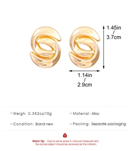 Detailed view of golden twisted knot geometric earrings with precise size measurements