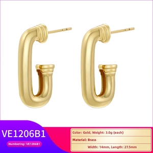 Vue détaillée des boucles d'oreilles en laiton doré en forme de U de 14mm par 27,5mm