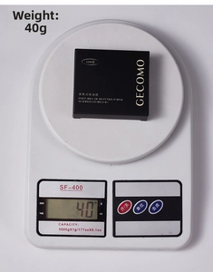 Detailed view of bamboo charcoal oil-absorbing sheets weighing 40g on digital scale
