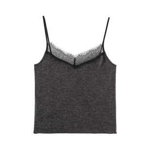 Top caraco en maille gris foncé avec bordure en dentelle noire sur fond blanc épuré