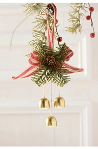 Detail von drei goldenen Weihnachtsglocken mit roter Schleife und Tannenzapfen Deko