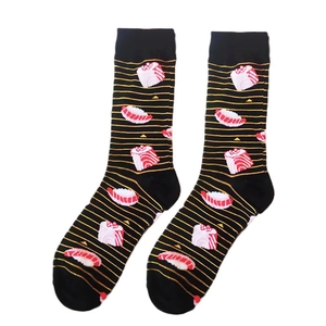 Détail de chaussettes noires à rayures jaunes et motifs de sushis colorés