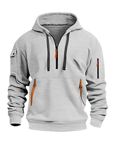 Dettaglio felpa con cappuccio grigio chiaro con cerniere arancioni e inserti in pelle