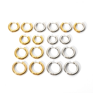 Boucles d'oreilles créoles minimalistes en or 18 carats et acier titane
