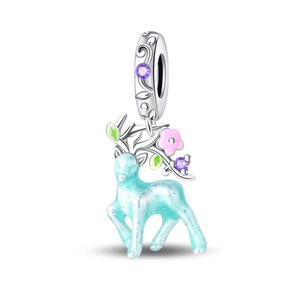 Détail du charm cerf en argent avec résine bleu clair et fleurs en émail coloré