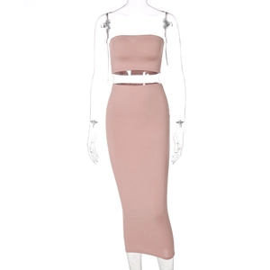 Détail d'un ensemble deux pièces rose nude avec haut bustier et jupe longue taille haute