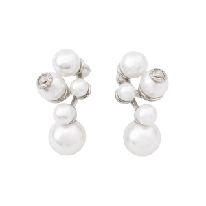 Elegant silver clustered pearl stud earrings featuring minimalist geometric design