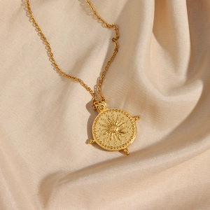 Collier en acier inoxydable plaqué or 18 carats avec pendentif boussole sur soie