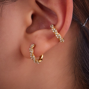 Goldenes Edelstahl-Ohrklemmen-Set mit Zirkonia-Kristallen in dreilagigem Design
