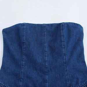 Dettaglio dell'abito a corsetto in denim blu scuro con trama del tessuto e cuciture