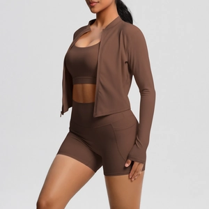 Vue détaillée de l'ensemble de yoga 3 pièces marron avec veste et short à poches