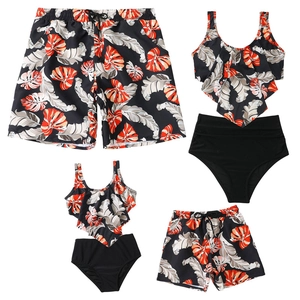 Maillots de bain famille assortis avec imprimé feuilles tropicales pour parents et enfants