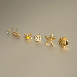 Lot de six boucles d'oreilles en acier 18K avec motifs étoile de mer et crabe