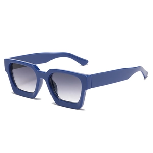 Gafas de sol cuadradas azul real con lentes gris degradado y diseño de montura retro